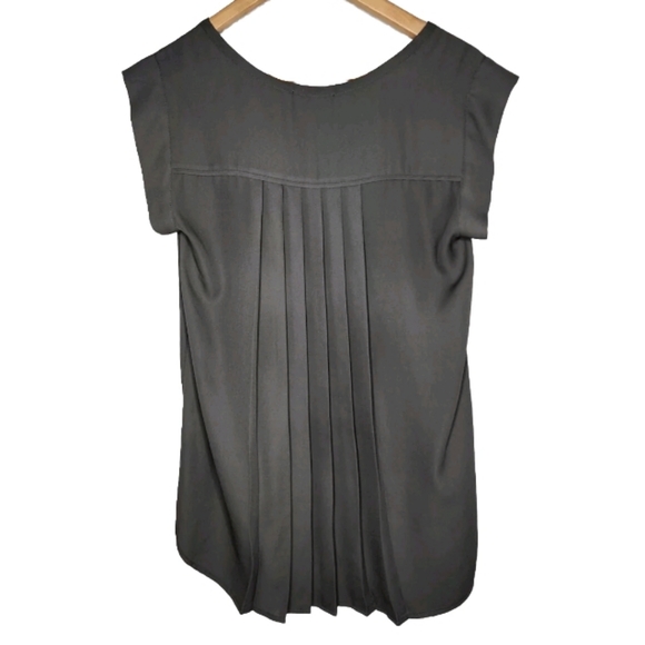 Pleione Chloe Split Neck Pleated Back Top in Green Size XS - Picture 3 of 7